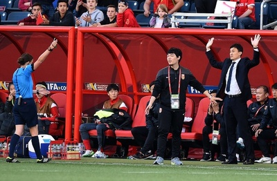 中国の指揮官、スローイン妨害し退席命じられる 女子サッカーW杯