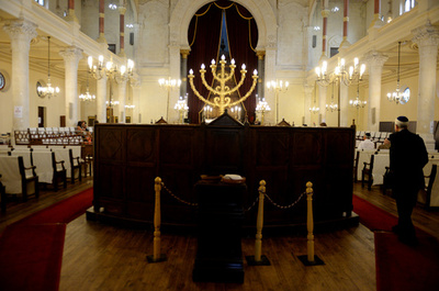 仏ユダヤ人、 「お祭り」で過激派の仮装し礼拝所に