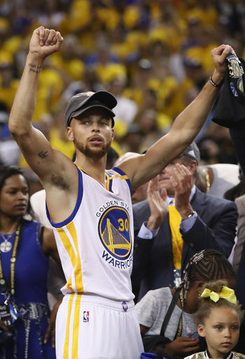 カリーがゴルフでプロデビュー、初日を「74」で発進