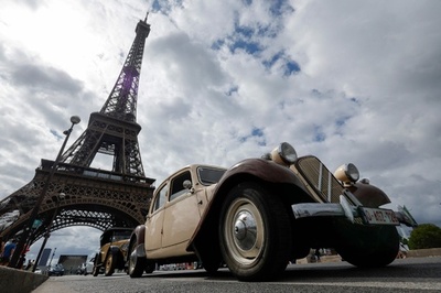 クラシックカーで夏のパリを横断 1000台以上参加