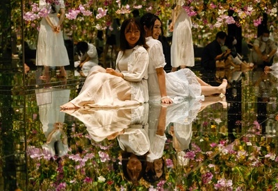 チームラボプラネッツ、花に囲まれる新エリア