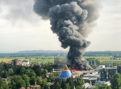 ドイツ最大のテーマパークで大火災、消防士7人が軽傷