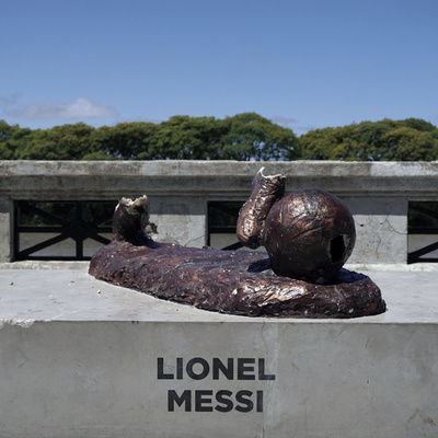 メッシ像が再び破壊される、今度は足首から切断 1年で2度目