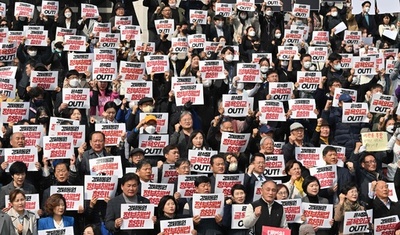 「汚い金」 元徴用工問題の政府解決策に抗議 韓国