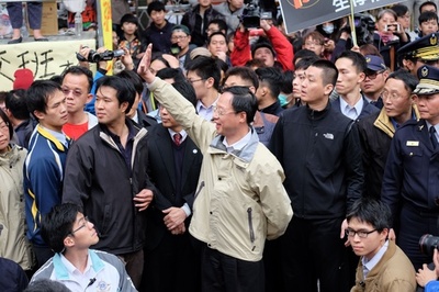 台湾行政院長がサービス協定反対派と初の直接対話、双方譲らず