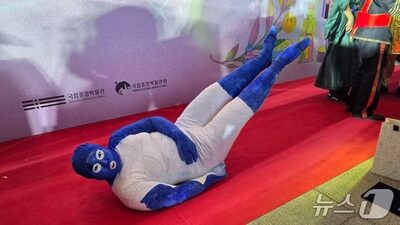 韓国国立中央博物館の仮装大会、「白磁の鯉形水滴」が大賞…275組が参加