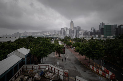 台風の荒波に飛び込み溺れた男性を救助、香港の「スーパー鉄人女性」