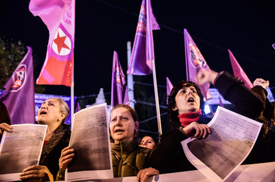 未成年者への性的暴行「被害者と結婚なら免罪」 トルコ法案に反発