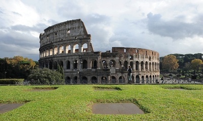 ローマ市、歴史地区の「食べ歩き観光」禁止条例を施行