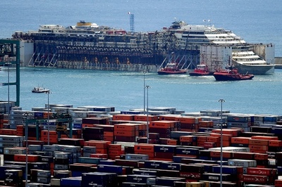 伊座礁船がジェノバの港に到着、解体作業開始へ