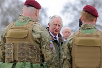 チャールズ国王、英軍によるウクライナ兵訓練を視察