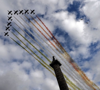 伊大統領就任式でアクロバット飛行