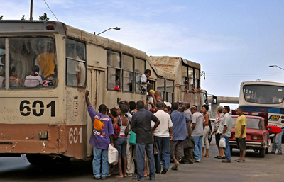 キューバで列車がバスに衝突、28人死亡