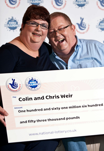 宝くじで200億円超、夢ひろがる英スコットランドの夫婦
