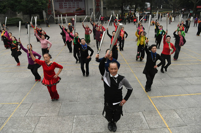 野球バットで広場ダンス　中国・重慶の高齢者グループ