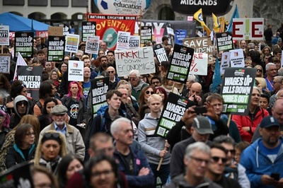 英政府、富裕層減税を撤回 反発受け方向転換