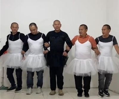父親5人は「丸坊主ダンス」でがんになった子に寄り添う 中国