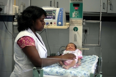 インドで代理出産の赤ちゃん、病院が出生証明書を発行