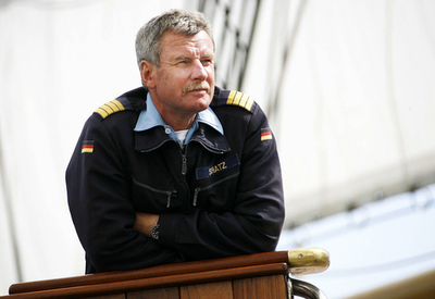 独海軍の女性士官候補生が転落死、窮地に立つ国防相