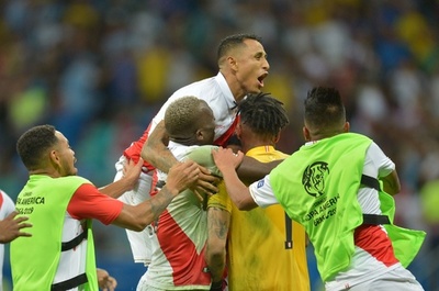 ペルーがウルグアイとのPK戦制しコパ4強、戦犯GKがヒーローに