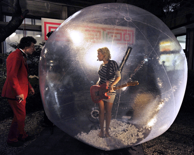 仏大使館旧館でアートイベント、約70人の作品を展示