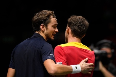 ロシアが王者スペイン退け8強、セルビアも2位で勝ち上がり デ杯