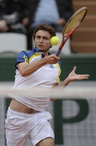 元王者ヒューイット、シモンにフルセットで敗れる 全仏オープン