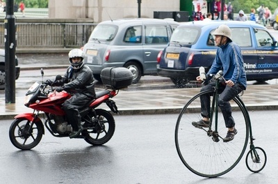 オートバイ乗りも思わず振り返る、ペニーファージング自転車