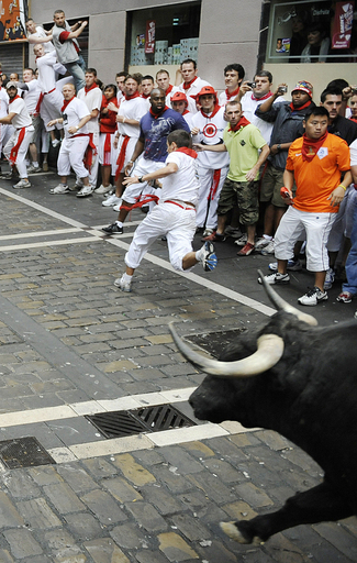 パンプロナの牛追い祭6日目、新たに5人がけが