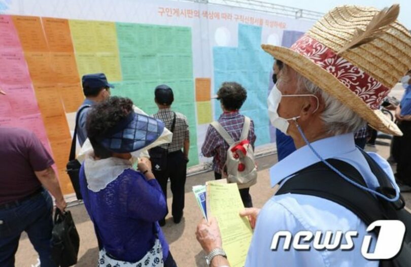 「2022年老人就職採用ハンマダン」で求職活動をしている高齢者たち(c)news1