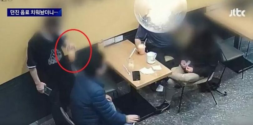 韓国京畿道軍浦のあるカフェで、男性が飲んでいた飲み物を投げた（写真＝JTBC映像キャプチャー）(c)NEWSIS