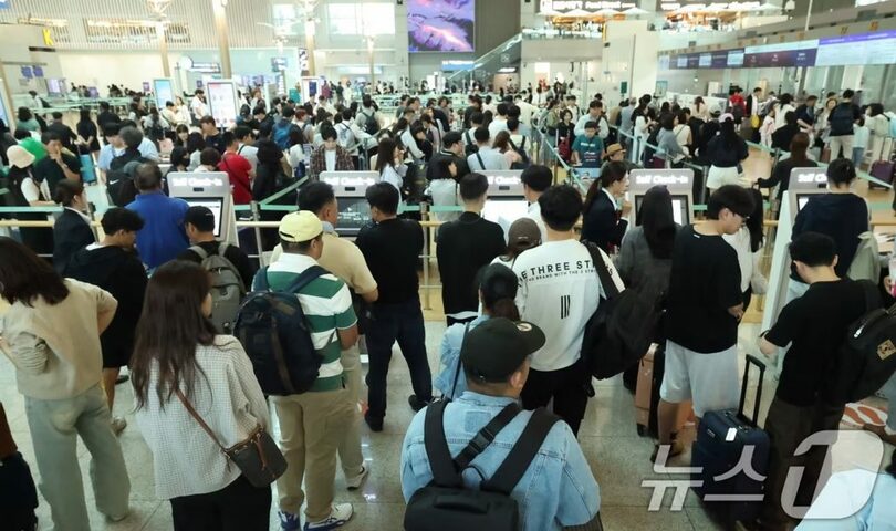 秋夕連休2日目の10月4日午前、仁川国際空港第1旅客ターミナルの出国ロビー(c)news1