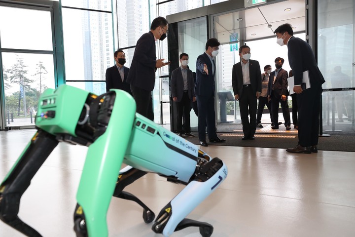 現代自動車のコン・ヨンウン社長とともにロボット犬「スポット」から道案内を受けるイ・ジョンホ科学技術情報通信相（写真=科学技術情報通信省提供）(c)NEWSIS