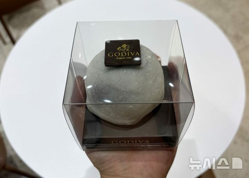 ソウル・ロッテワールドモールのゴディバで販売される「ダークチョコレート・バナナモチ」＝10月6日(c)NEWSIS