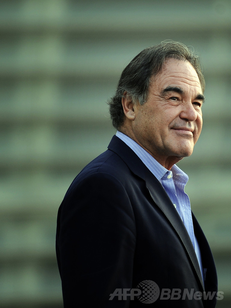 O・ストーン監督、スノーデン容疑者の映画製作へ