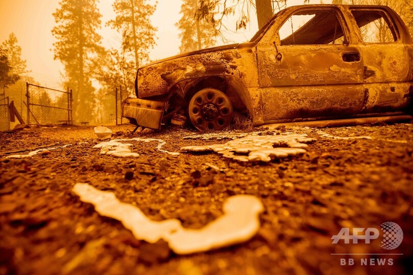 オレンジ色に染まる空、米西部山火事 住宅数百戸焼失