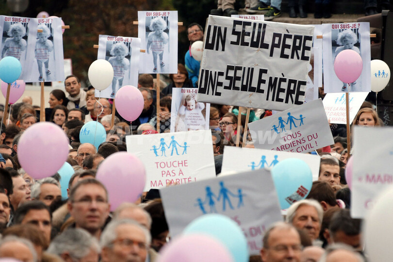 同性婚合法化法案への反対デモに10万人、賛成派と警察の衝突も フランス