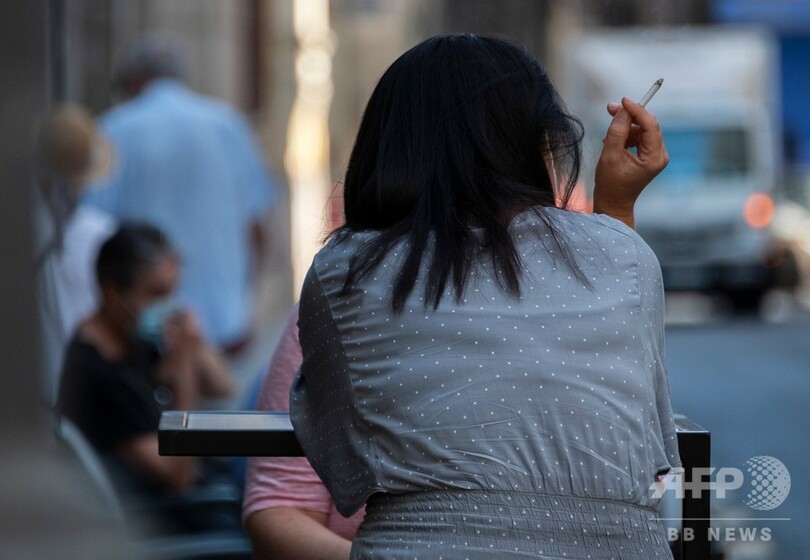 人前での喫煙禁止、コロナ拡大予防で スペインの2自治州