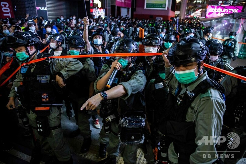 香港警察、報道陣に「息ができない」と叫んだ警官をけん責
