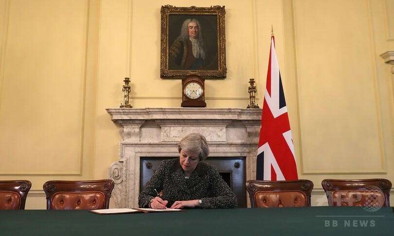 メイ英首相、EU離脱通告の書簡に署名 29日に手続き開始へ