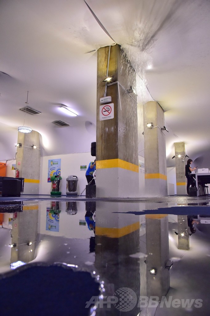 天井から洪水！サッカーW杯会場メディアセンターが水浸しに