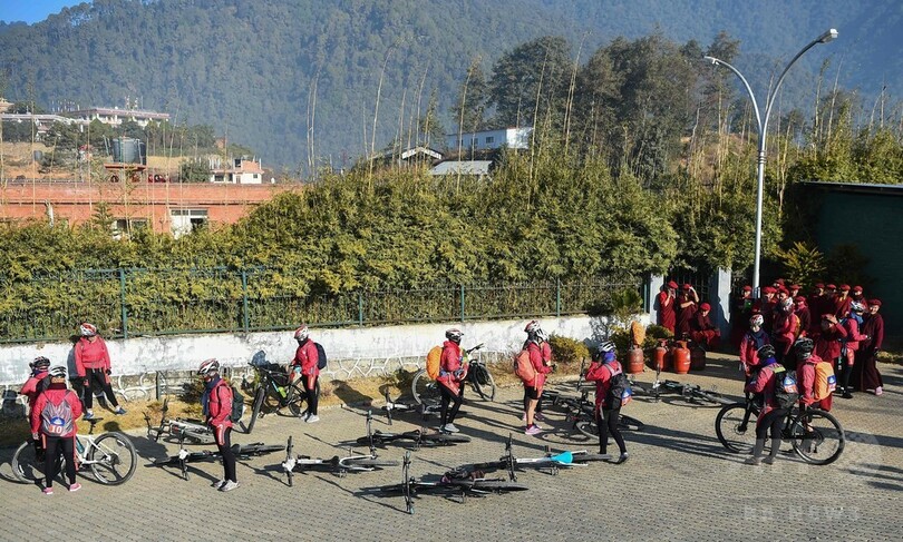 「カンフー尼さん」200人が自転車で3000キロ走破へ 女性の権利訴え