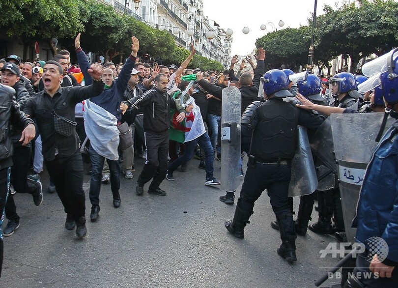 アルジェリア大統領選、デモで混乱 投票所襲撃も