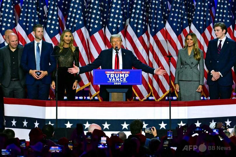 米フロリダ州ウェストパームビーチのコンベンションセンターで行われた大統領選の夜のイベントで、演説する共和党候補のドナルド・トランプ前大統領（2024年11月6日撮影）。(c)Jim WATSON/AFP