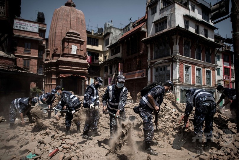 ネパール大地震、101歳の生存者救出 警察当局 ネパール大地震、101歳の生存者救出 警察当局