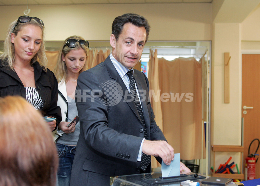 ＜07仏大統領選挙＞記録的に高い投票率の中、サルコジ候補の優位動かず フランス 写真4枚 国際ニュース：AFPBB News