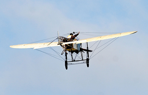 ブレリオ11」復元機がドーバー海峡を横断、初の海峡横断飛行100周年を 