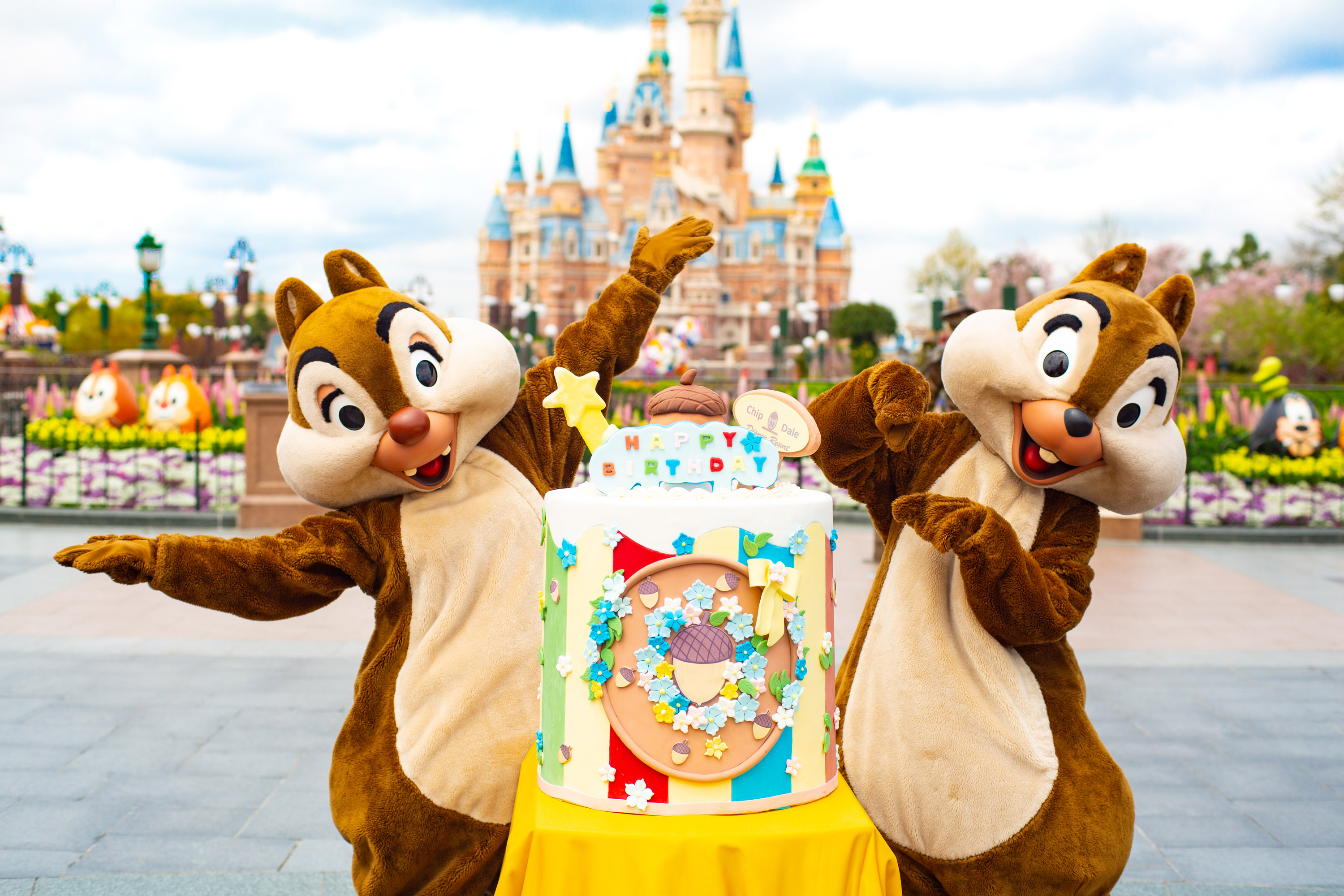 上海ディズニーリゾート、チップとデールの誕生日祝う 写真2枚 国際