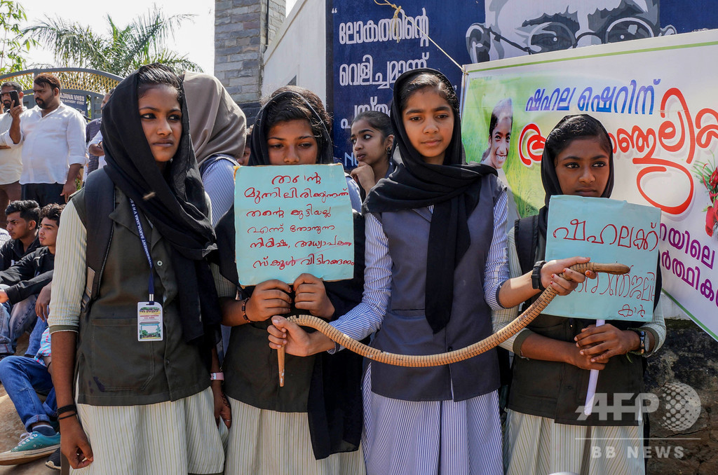 授業中に毒ヘビにかまれ女子生徒が死亡、対応誤った教師に抗議 インド