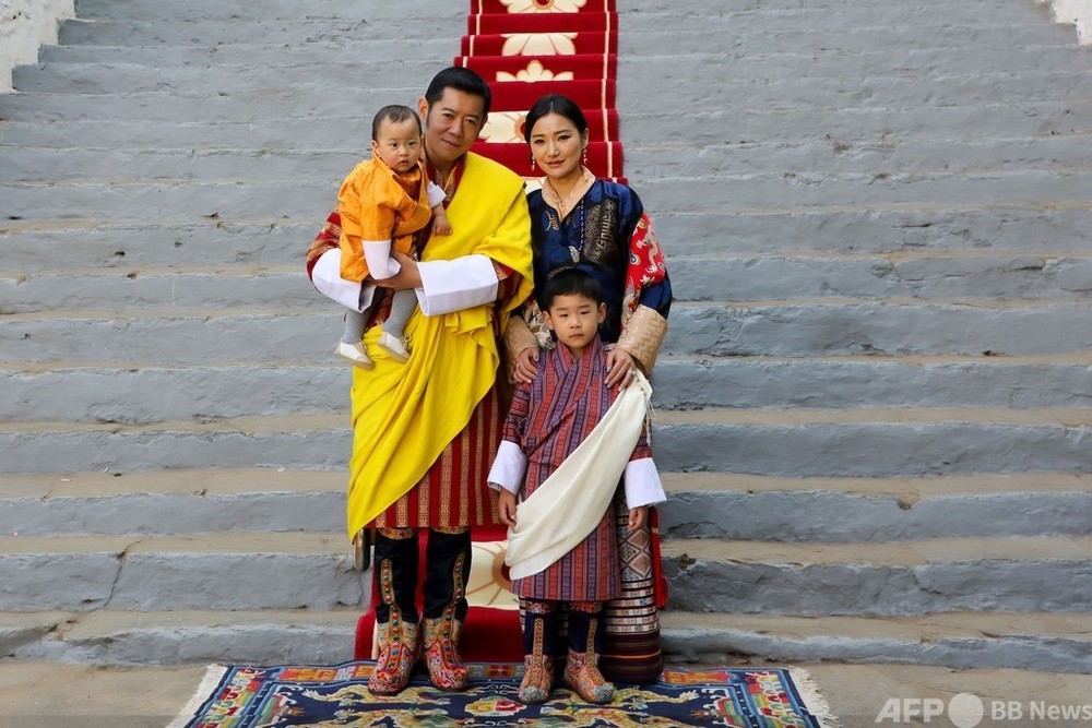 ブータン国王一家の写真公開 新年に合わせて 写真1枚 国際ニュース Afpbb News